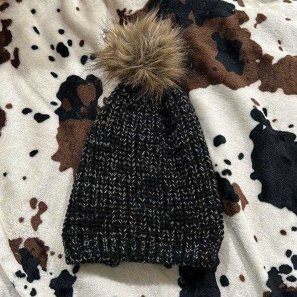 Accessories - Women’s hat with fuzz ball on top